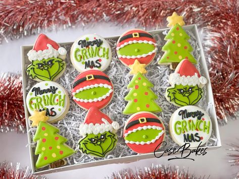 Grinch Themed Christmas, Graduation Logo, Sport Cupcakes, Grinch Cookies, Character Cupcakes, School Cake, 4th Of July Cake, Cookie Cake Birthday, Floral Cupcakes