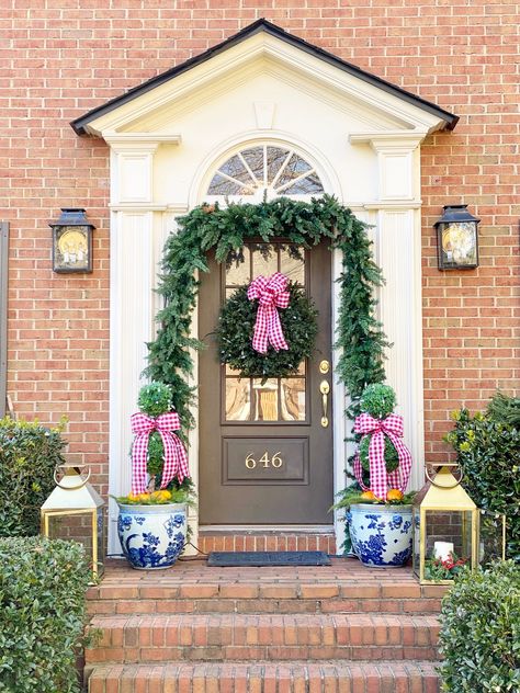 Grandmillenial Front Porch, Nantucket Home Decor, Grandmillenial Style Christmas, Grand Millenial Christmas, Southern Christmas Decor, Grandmillennial Christmas, Chinoiserie Christmas, Southern Christmas, Cool Christmas