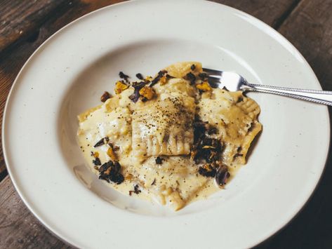 These deliciously stuffed ravioli are full of savory mushroom and walnut, perfectly complemented by the creamy garlic sauce. Walnut Ravioli, Ravioli Recipes, Sweet Potato Casserole Healthy, Vegan Ravioli, Pumpkin Ravioli, Mushroom Ravioli, Vegan Entrees, Creamy Garlic Sauce, Ravioli Recipe