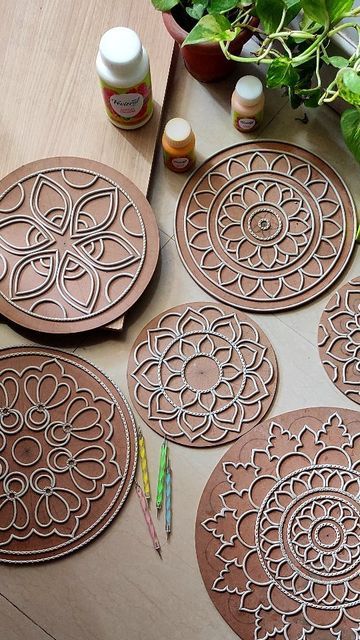 Diy Decor With Cardboard, Lippan Art Without Clay, Lippon Art Designs With Mirror, Lipan Art Design Drawing, Round Lippan Art Mirror Wall, Mirror Work Art And Craft, Lippan Art Coasters, Lippin Art Design, Clay Mandala Art