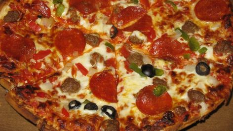 10 Frozen Pizza Hacks That Will Change Everything Cheese For Pizza, Pizza Hacks, Crispy Pizza, Calzone Pizza, Leftover Pizza, Make Your Own Pizza, Making Homemade Pizza, Pizza Day, Frozen Pizza