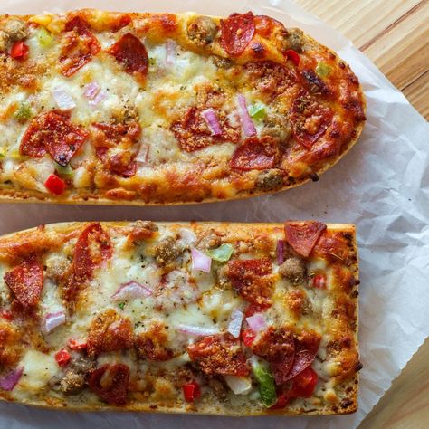 French Bread Pizza Recipe Bread Pizza Recipe, French Bread Loaf, French Loaf, Homemade Garlic Butter, Boston Baked Beans, French Bread Pizza, Bread Pizza, Piece Of Bread, Cooking For One