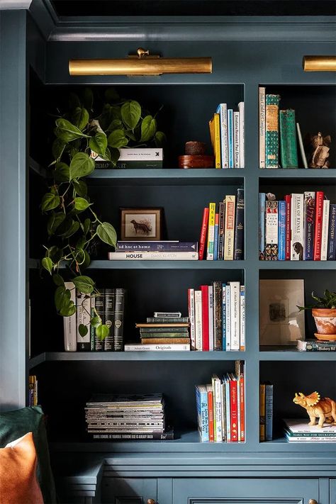 An expert way of how to arrange a bookcase. Tv Lounge Ideas, Leaded Glass Cabinet Doors, Craftsman Renovation, Creative Living Room Ideas, Bespoke Kitchen Cabinets, Big Bedroom, Blue Bookcase, Tv Lounge, Interior Floor Plan