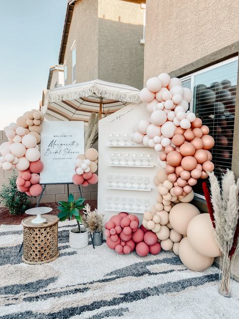 Outside Bridal Showers, Wine Themed Bachelorette Party, Bridal Shower Backdrop Ideas, Vino Before Vows, Bridal Shower Wine Theme, Backyard Bridal Showers, Themed Bachelorette Party, Bridal Shower Champagne, Blush Bridal Showers