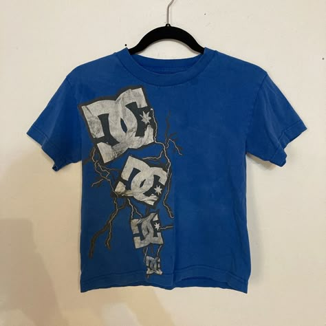 Cool Baggy Shirts, Jorts And Baggy Shirts, Baggy Graphic Print T-shirt For Streetwear, Dc Shirt Y2k, Dc Clothes, Urban Baggy Graphic Print T-shirt, Dc Clothing, Geeky Clothes, Funky Hats