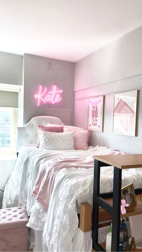 Dorm Room Inspiration Preppy, Dorm Room Ideas 3 People, Luxury Dorm Room Interior Design, Dorm Room Inspo Pink And White, Pink And White Dorm Room Decor, College Dorm Room Ideas Pink And White, Pink White Dorm Room, Light Pink And Gold Dorm Room, Aesthetic Pink Dorm Room