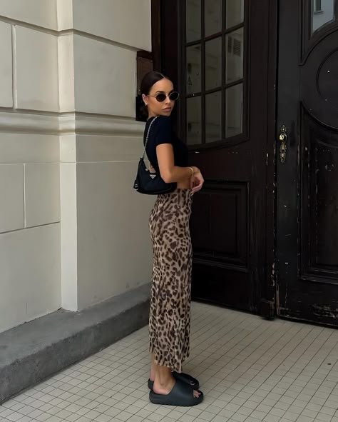 Style inspo Leo Skirt #animalprint #styleinspo #outfitoftheday #ootd #ootdfashion #fashionstyle #leopard Cheetah Long Skirt Outfit, Style Leopard Skirt, Leo Rock Outfit, Leopard Skirt Outfit Fall, Leopard Maxi Skirt Outfit, Mesh Skirt Outfit, Tiger Skirt, Leopard Print Skirt Outfit, Leopard Skirt Outfit