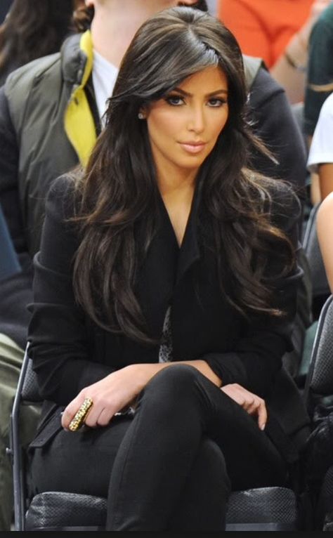 Kim Kardashian long layers. Side bang. Long hair. Stunning!!!!!! Bang Long Hair, Kim Kardashian Hair, Kardashian Hair, Chique Outfits, Long Layered Hair, Haircuts For Long Hair, Long Layers, Long Hair Cuts, Layered Hair