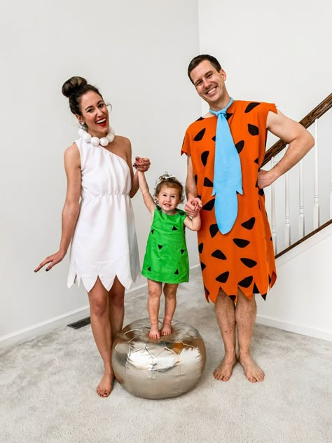 Costume Halloween Famille, Matching Family Halloween Costumes, Flintstones Costume, Family Themed Halloween Costumes, Mom Halloween Costumes, Toddler Costumes Girl, First Halloween Costumes, Themed Halloween Costumes, Halloween Fest