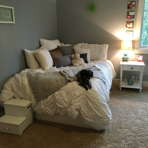 Pillows In Corner Of Bed, Beds No Headboard Ideas, Pillow Inspo Bed, Beds No Headboard, Bed Frames No Headboard, Corner Bed Bedroom, Corner Full Bed Ideas, Cozy Bed Against Wall, Beds In The Corner Of The Room Ideas