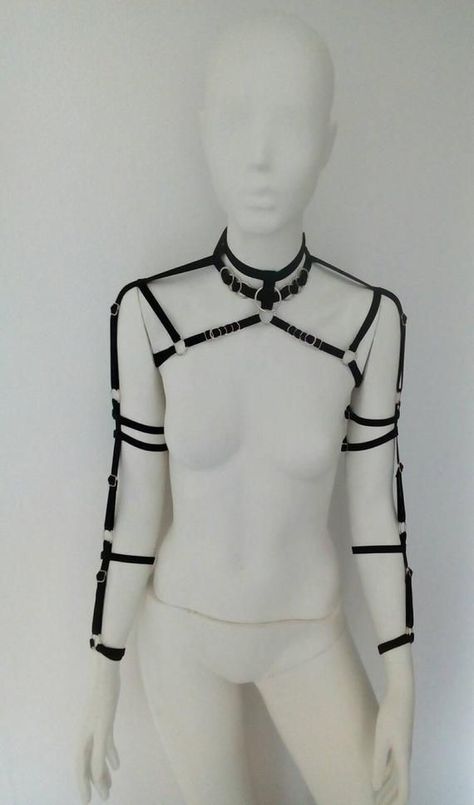 Arm Harness, Look Hip Hop, Harness Outfit, Harness Fashion, Y 15, Eyes Makeup, Luxury Collection, Mode Inspo, Edgy Outfits