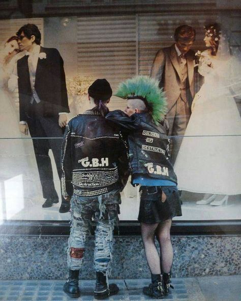 Punk Couple, Punk Subculture, Traditional Goth, Punk Love, 80s Punk, Girls Secrets, Punk Culture, Street Punk, Funny Wedding Photos