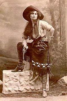 RETRO KIMMER'S BLOG: WOMEN OF THE WILD WILD WEST! Old West Photos, Wild West Show, Doc Holliday, Into The West, Wilde Westen, Cowboys And Indians, Vintage Cowgirl, Theme Halloween, Mountain Man