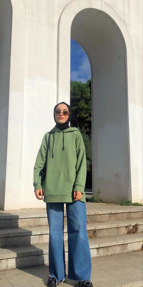 Green Hijab Outfit Casual, Hoodie Hijab Outfit, Knitwear Outfit Hijab, Black Outfit Hijab, Green Hoodie Outfit, Sweater Polos, Black Hijab Outfit, Hoodie Outfit Casual, Hijab Fits