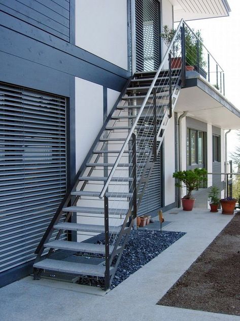 Outside Stairs, Metal Stair Railing, Staircase Outdoor, Modern Stair Railing, External Staircase, Stair Railing Design, Steel Stairs, Exterior Stairs, Metal Stairs