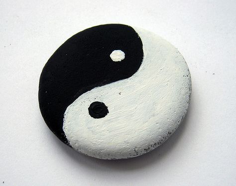 Stone Art Design, Aesthetic Stone Painting Ideas, Ideas For Stone Painting, Rock Paint Ideas Aesthetic, Paintings On Stones, Yin Yang Rock Painting, Yin Yang Painted Rocks, Painting On Rocks Ideas Simple, Simple Stone Painting