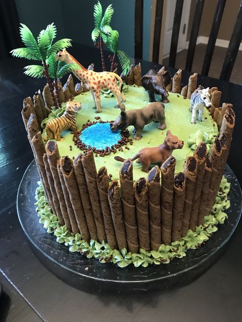 Birthday Cake Animals Jungle Safari, Homemade Safari Cake, Cake Jungle Animals, Birthday Cake Wild Animals, Zoo Themed Birthday Party Cake, Cake Animals Jungle, Jungle Theam Birthday Cake, Zoo Animal Cake Ideas, Party Animal Cake Ideas