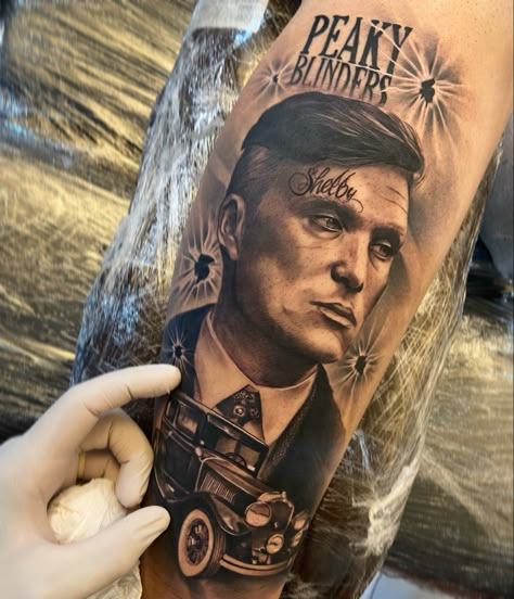 Tatuagem no antebraço, preto e cinza . Peaky Blinders Tattoos Ideas, Tom Shelby Tattoo, Peaky Blinders Tattoo Sleeve, Thomas Shelby Tattoo Design, Tommy Shelby Tattoo Design, Pesky Blinders Tattoo, Peaky Blinders Tattoo Design, Peaky Blinders Tattoo Ideas, Tommy Shelby Tattoo