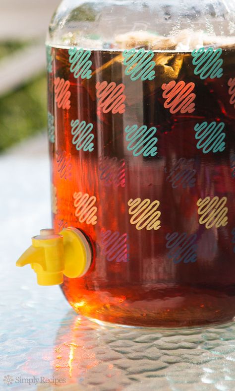 How to Make Sun Tea ~ A great way to make some tea without heating up your kitchen is to use the power of the sun to make sun tea. ~ SimplyRecipes.com Sun Tea Recipe, Cold Summer Drinks, Sun Tea Recipes, Air Fryer Recipes Low Carb, Lemonade Iced Tea, Make A Boat, Sun Tea, Coffee Creamers, Jello Salad