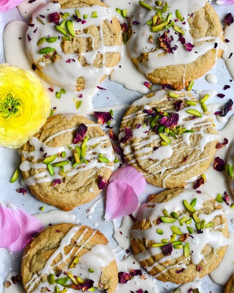 persian love cookies // almond flour, rose water, lemon, cardamom, pistachios, rose petals Persian Love Cookies, Persian Cookies Recipes, Persian Desserts, Cardamom Cookies, Persian Recipes, Rose Cookies, Rose Bar, Love Cookies, Baking With Almond Flour