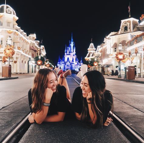 Instagram Disney Pictures, Disney Group Pictures, Disney Trip With Friends, Disney With Best Friend, Cute Disney Picture Ideas, Best Friend Disney Pictures, Disney Bestie Pictures, Disney Photoshoot, Disney Pictures Ideas