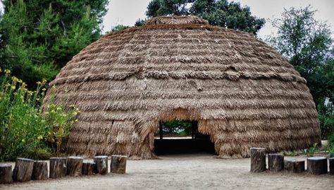 What Type of Shelter Did the Chumash Indians Live In? Chumash Indians, Aztec House, Native American Projects, California Places To Visit, Primitive Houses, House Colouring Pages, Color Pages, Landscape Elements, House Color