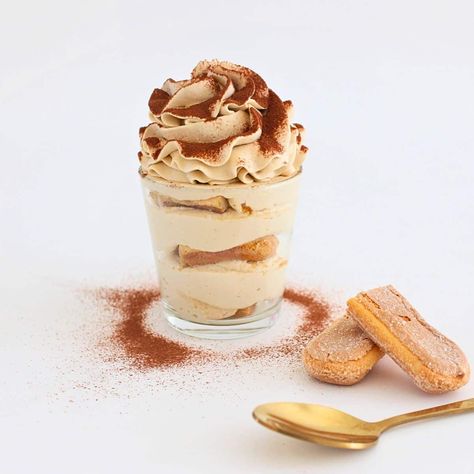 Caramel Coffee Latte Parfait Coffee Parfait, Cupcake Savvy, Finger Biscuits, Carmel Coffee, Coffee Biscuits, Cocoa Powder Cookies, Coffee Caramel, Dessert Shooters, Cake Cups