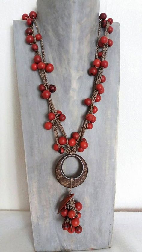 Crochet Jewelry Patterns, Aluminum Jewelry, Beaded Jewels, Beads Bracelet Design, Beaded Jewelry Designs, Long Beaded Necklace, Red Jewelry, Beaded Pendant Necklace, Homemade Jewelry