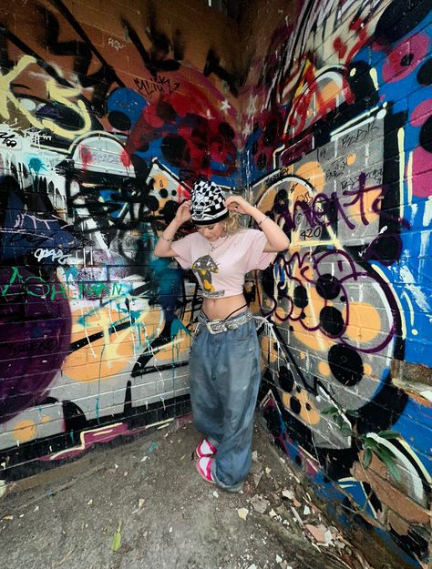 Graffiti Style Clothes, Street Wear Senior Pictures, Photoshoot With Graffiti Walls, Poses For Pictures Instagram Alt, Cool Shoot Ideas, Grunge Picture Ideas Instagram, Senior Graffiti Pictures, Graffiti Alley Photoshoot, Streetwear Senior Pictures