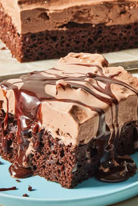 These chocolate cake mix recipes are delicious and deceptively easy. The store-bought secret ingredient can be used to make cakes, cookies, and so much more. Vegetarian Chocolate Cake, Chocolate Cake Mix Recipes, Cake Mix Hacks, Homemade Ice Cream Cake, Cake Mix Desserts, Ice Cream Cake Recipe, Postre Keto, Chocolate Cake Recipes, Mix Recipes