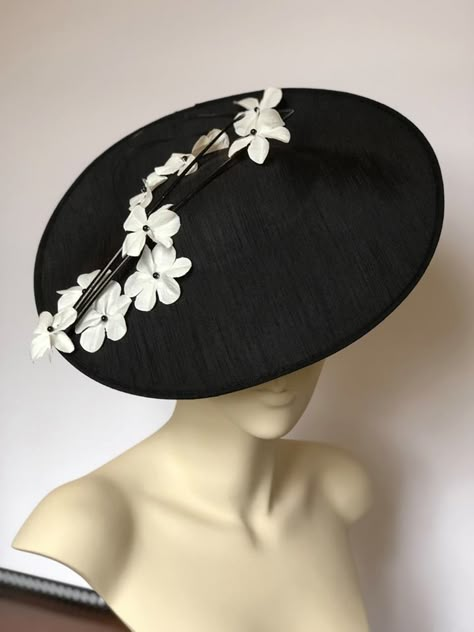 Diy Fascinator, Wedding Hats For Guests, Fascinator Hats Diy, White Fascinator, Classy Hats, Sinamay Hats, Couture Hats, Church Hat, Elegant Hats