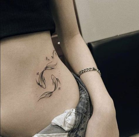 Tatto On Waist Woman, Fish Hip Tattoo, Koi Fish Hip Tattoo, Aaa Tattoo, Waist Tattoo, Ribs Tattoo, Side Tattoos Women, Designs Quotes, Rib Tattoos For Women