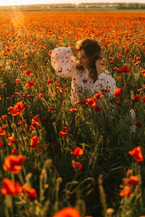 Ideas and aesthetics for photoshoot in poppy field Flower Field Photoshoot Photo Ideas, Field Of Flowers Photoshoot, Poppy Field Photography, Poppy Field Photoshoot, Poppy Photoshoot, Lavender Field Photoshoot, Photoshoot Field, Flower Field Photoshoot, Poppy Photography