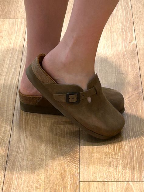 Aesthetic populat brown clogs sandals😍 Clogs Sandals, Brown Clogs, Clog Sandals, Leather Clogs, Clogs, Brown Leather, Sandals, Leather