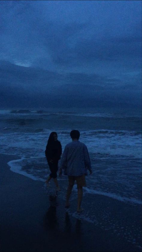 Couple And Moon Aesthetic, Romantic Cover Photo, Full Screen Hd Wallpapers Couple, Dark Grunge Couple Aesthetic, Doomed Love Aesthetic, Blue Love Aesthetic, Couple Under The Moon, Couple Wallpaper Lockscreen, Cold Wallpaper