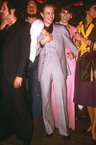 David Bowie at Studio 54... so stunningly  stylish! Studio 54 Fashion, Angela Bowie, Duncan Jones, Studio 54 Party, Disco Birthday, 70s Glam, Disco Fashion, Anthony Kiedis, Disco Fever