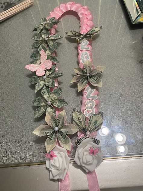 Pink And White Graduation Lei, Graduation Outfit Ideas Pink, Pink Graduation Lei, Graduation Scarf Ideas, Grad Lays, Graduation Sash Ideas High Schools, Graduation Cap Designs Pink, Graduation Lay, Graduation Lei Ideas