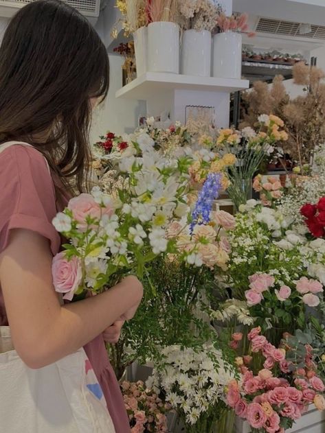 Working In A Flower Shop Aesthetic, Flower Shop Pictures, Flower Shop Outfit, Ginger And Brunette Friends Aesthetic, Florist Shop Aesthetic, Hsr Oc, Cafe Shoot, Florist Aesthetic, Flower Shop Aesthetic