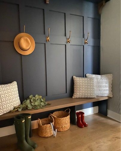 Mudroom Remodel, Bags To Make, Mudroom Makeover, Bag Wall, Mud Room Entry, Mudroom Decor, Interior Design Per La Casa, Mudroom Design, Boot Room