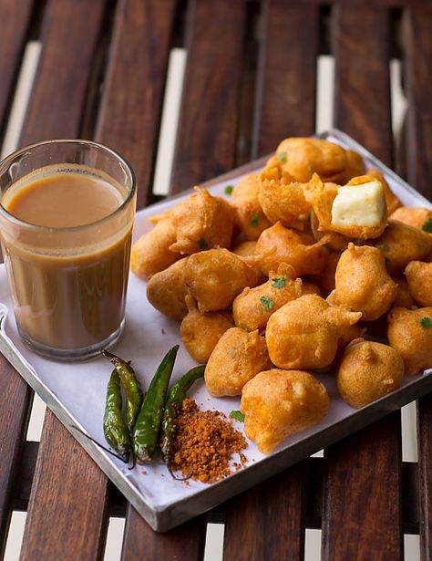 Aloo Pakora, Indian Food Photography, Garlic Chutney, Pakora Recipes, Vegetarian Fast Food, Vegetarian Snacks Recipes, Green Chutney, Desi Food, Indian Snack Recipes