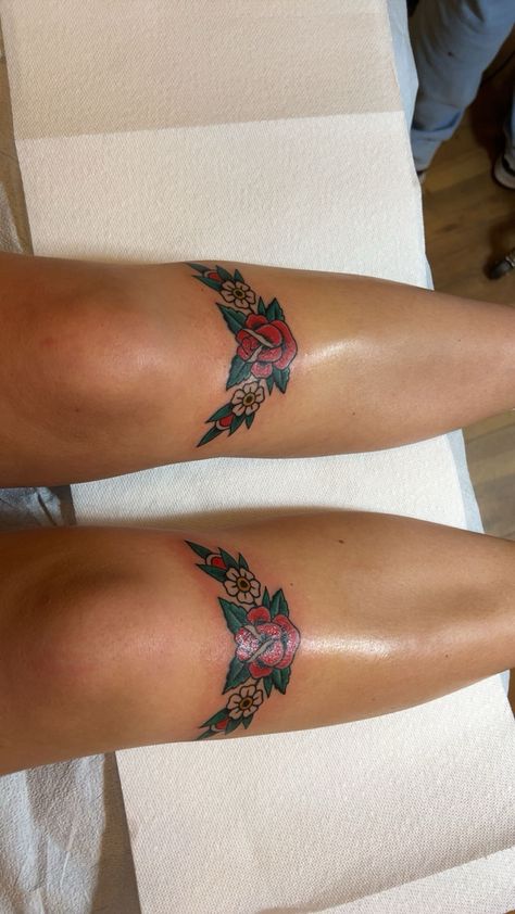 American Traditional flower knee tattoo. Done by @ nickackman on IG Traditional Flower Knee Tattoo, Knee Traditional Tattoo, Around The Knee Tattoos Women, American Traditional Knee Tattoo, Flower Knee Tattoo, Tattoos Knee, Below Knee Tattoo, Traditional Knee Tattoo, Traditional Tattoo Leg Sleeve