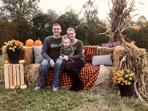 Fall straw hay couch decorations family photo background photo booth easy Fall Carnival Photo Booth Ideas, Hay Photo Booth, Fall Photo Booth Ideas Hay Bales, Hay Bale Photo Booth, Hay Couch Fall Pictures, Fall Photo Set Up Ideas Outdoor, Harvest Photo Booth Ideas, Fall Background Photoshoot, Hay Backdrop