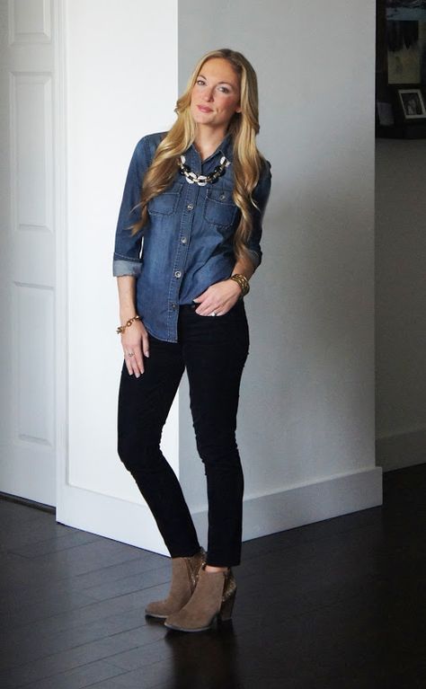 Black Jeans And Chambray Shirt Outfit, Black Denim Shirt Women, Camisa Jeans Outfit Mujer, Casual Black Denim Shirt, Fall Button-up Denim Shirt, Denim Shirt Dress Outfit, Chicago Vintage, Casual Oufits, Outfit Botas