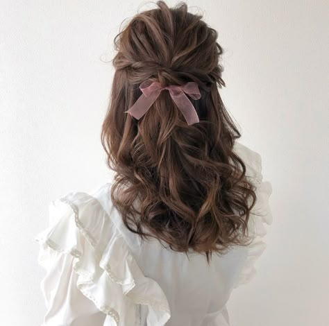 Modest Hairstyle, Academia Hair, Dark Academia Hair, Academia Hairstyle, Curled Hairstyles For Medium Hair, Dark Academia Style, Victorian Hairstyles, Academia Style, Ribbon Hairstyle