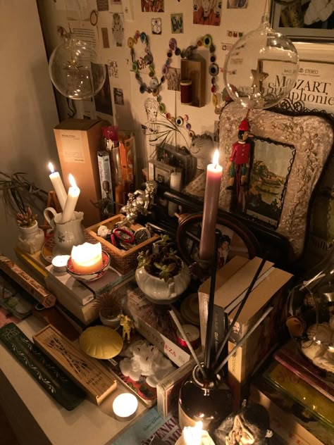 Cluttered Bedroom Aesthetic Vintage, Home Office Witchy, Organized Clutter Aesthetic Bedroom, Whimsigoth Room Ideas, Fantasycore Room, Cozy Desk Aesthetic, Cluttered Bedroom Aesthetic, Clutter Aesthetic, Messy Room Aesthetic