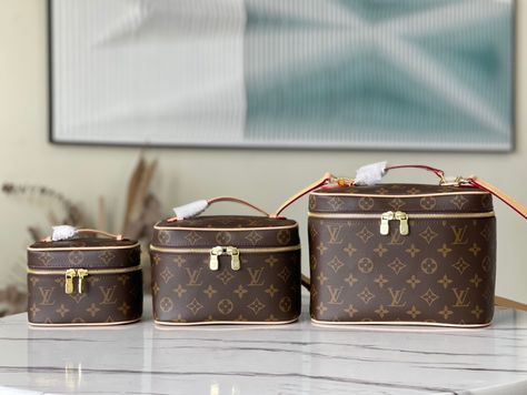 Louis Vuitton Makeup Bag, Louis Vuitton Makeup, Chinese Luxury, Makeup Collection Goals, Make Up Case, Fendi Peekaboo, Replica Shoes, Model Design, Louis Vuitton Fashion