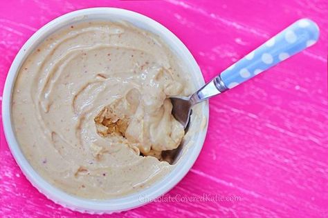 Rich and creamy like ice cream – this homemade peanut butter frozen yogurt tastes like the inside of a Reeses peanut butter cup! Fro Yo, Homemade Peanut Butter, Peanut Butter Cup, Reeses Peanut Butter Cups, Reeses Peanut Butter, Yogurt Recipes, Sugar Free Desserts, Homemade Ice Cream, Healthy Sweets