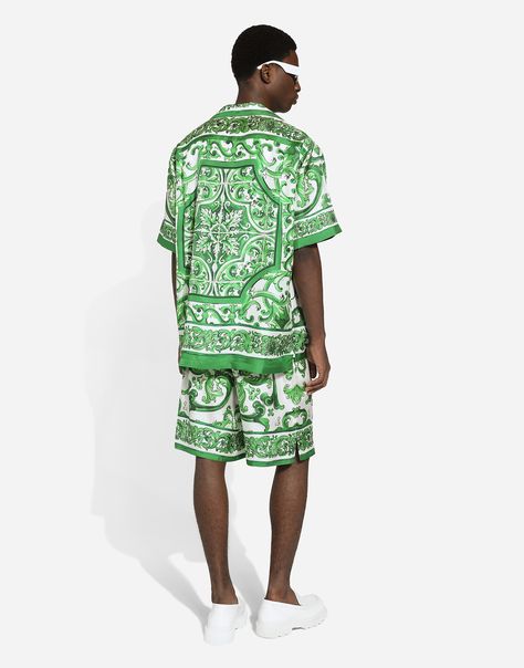 Find DOLCE & GABBANA Silk Twill Hawaiian Shirt With Majolica on Editorialist. Majolica print silk twill shirt: Green and white Loose Hawaiian fit Short sleeves Button fastenings Patch pocket Side slits The piece measures 78 cm from the rear collar seam on a size IT 40 Made in Italy The difference in the print placement that you may find on this product is a feature of Dolce & Gabbana’s “Handmade” pieces. A detail that makes every garment or accessory unique and exclusive. Green Silk Shirt, Majolica Print, Dolce And Gabbana Shirts, Latest T Shirt, Twill Shirt, Print Placement, Silk Twill, Mens Green, Green Silk