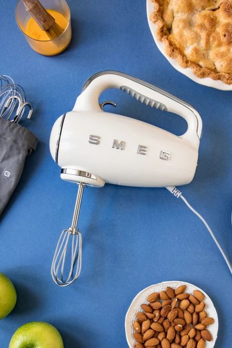 Smeg Hand Mixer, Hand Mixer Design, Smeg Red, Cool Kitchen Appliances, Hand Mixers, Old Fashioned Kitchen, Kitchen Tools Design, Electric Hand Mixer, Cookies Brownies