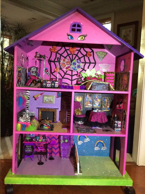 Diy Monster High Dollhouse, Spooky Dollhouse, Monster High Dollhouse, Monster High House, Diy Monsters, Pringles Can, Doll House Plans, Kit Ideas, Duck Tape